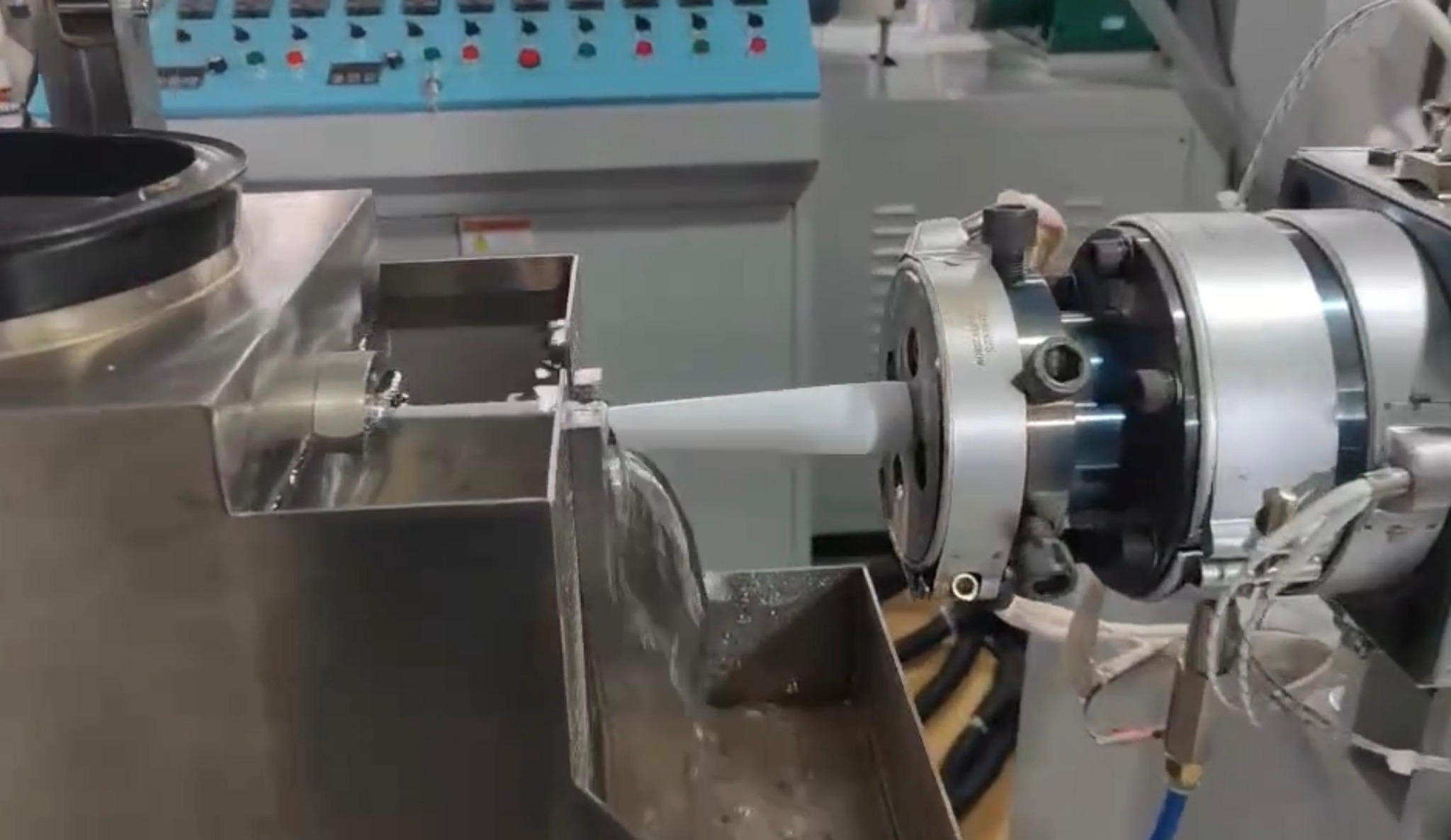Detailaufnahme aus der Kunststoff-Extrusion