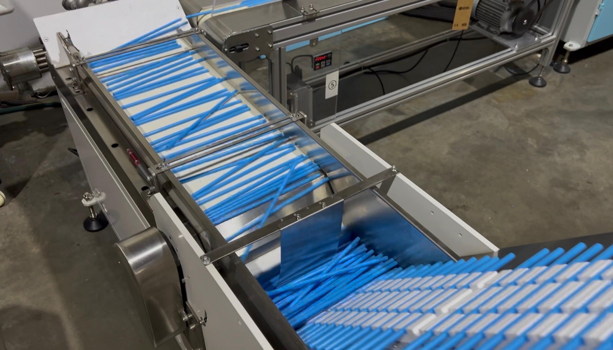 Blaue PP-Trinkhalme auf einer Produktionsanlage